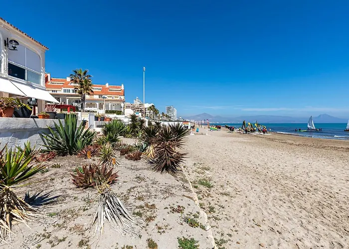 Beachfront Bliss: Apartamento A Pie De Playa